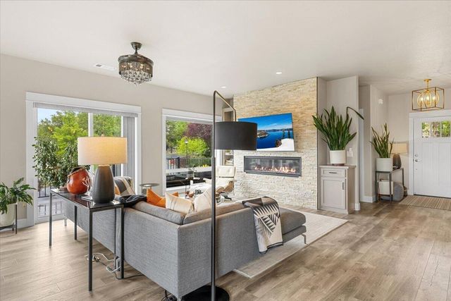 221 Skyhawk Drive, Eagle Point, OR 97524