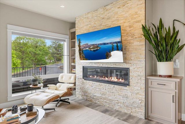 221 Skyhawk Drive, Eagle Point, OR 97524