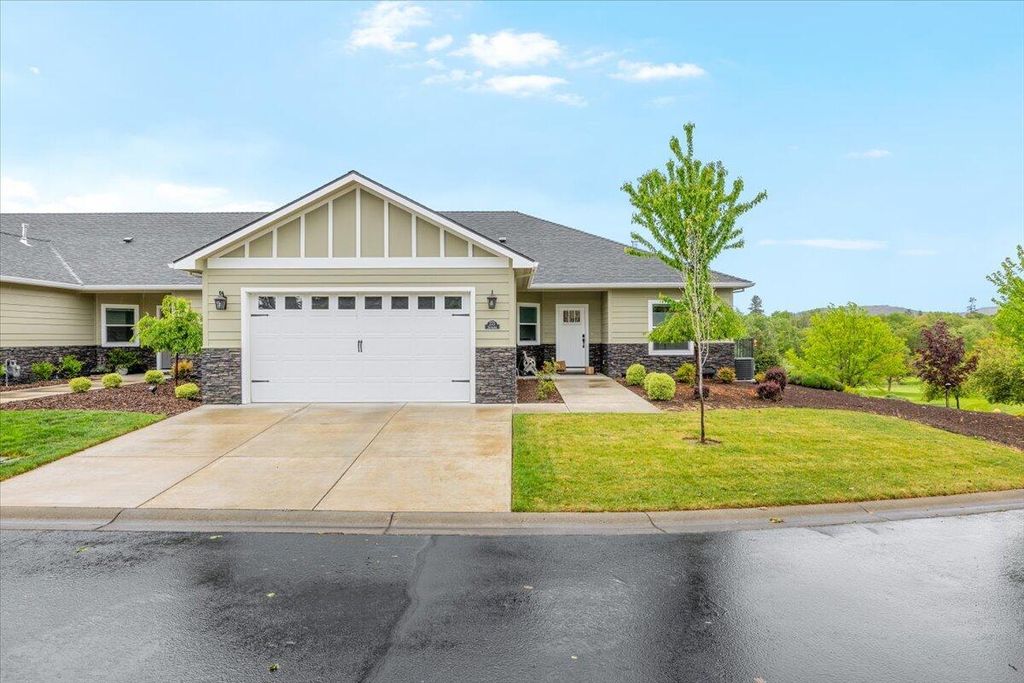 221 Skyhawk Drive, Eagle Point, OR 97524