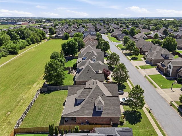 3901 Lexington Drive, Rogers, AR 72758