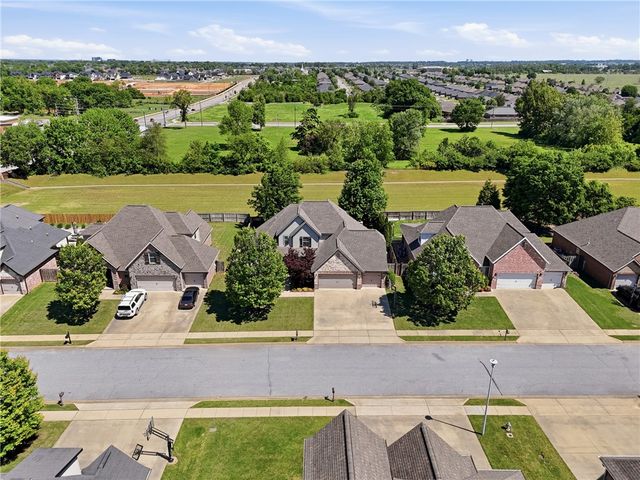 3901 Lexington Drive, Rogers, AR 72758