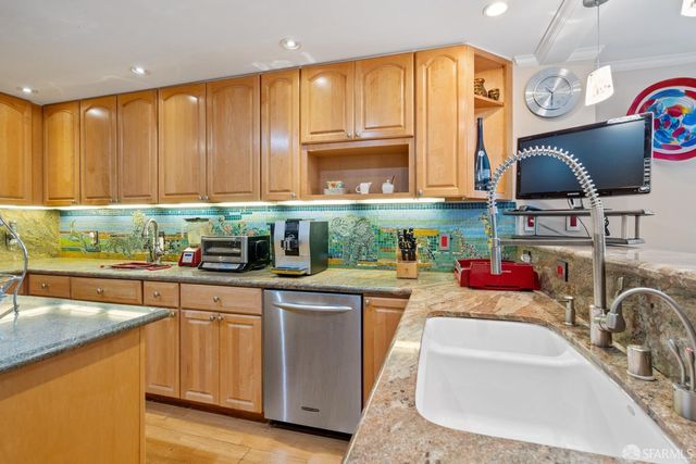 2076 16th Avenue, San Francisco, CA 94116