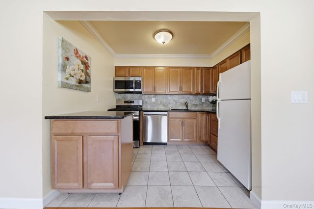 227 N Middletown Road D, Pearl River, NY 10965