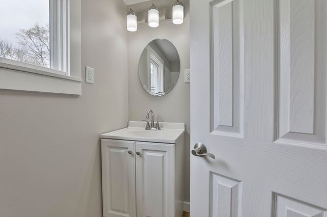 17 Derry Road, Chester, NH 03036