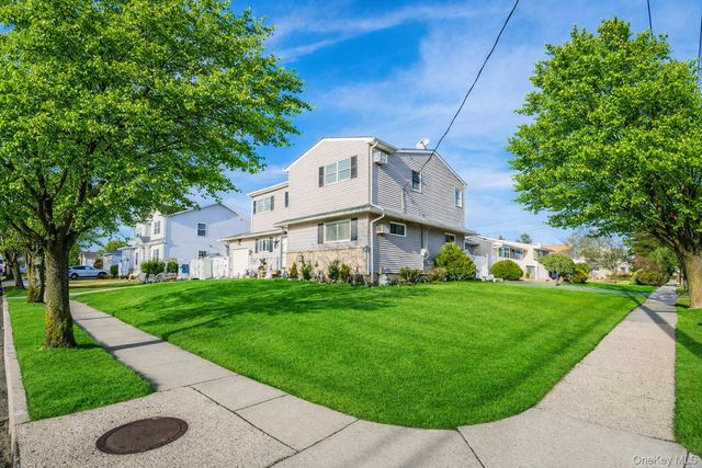 2 Kroll Street, Plainview, NY 11803