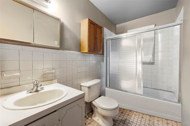 2 Kroll Street, Plainview, NY 11803