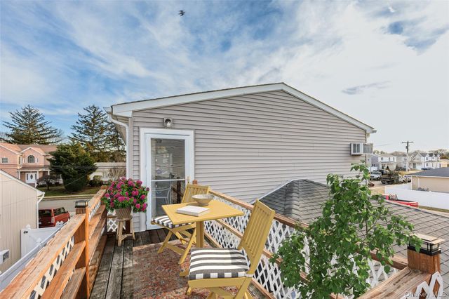 2 Kroll Street, Plainview, NY 11803