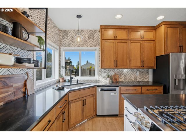 20165 SPYGLASS Ct, Oregon City, OR 97045