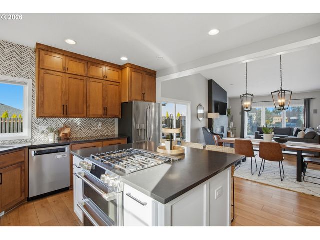 20165 SPYGLASS Ct, Oregon City, OR 97045