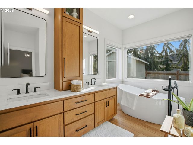 20165 SPYGLASS Ct, Oregon City, OR 97045