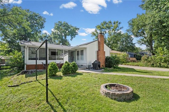 7333 W Maple Street, Overland Park, KS 66204