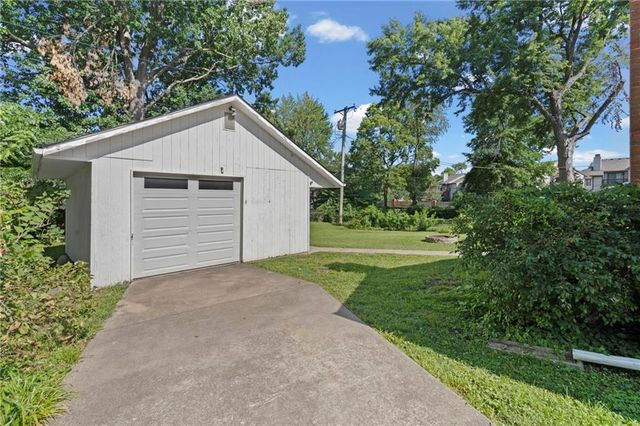 7333 W Maple Street, Overland Park, KS 66204