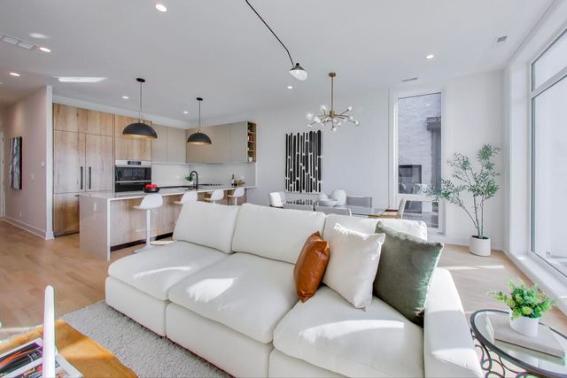 5428 N Winthrop Avenue 403, Chicago, IL 60640