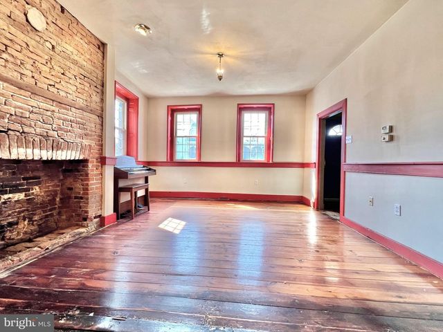 203 W FRANKLIN ST, Womelsdorf, PA 19567