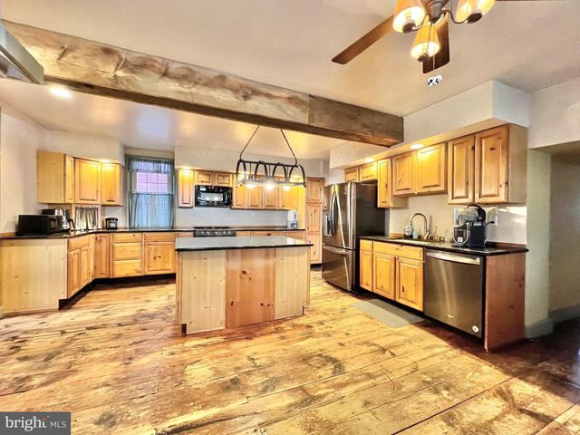 203 W FRANKLIN ST, Womelsdorf, PA 19567