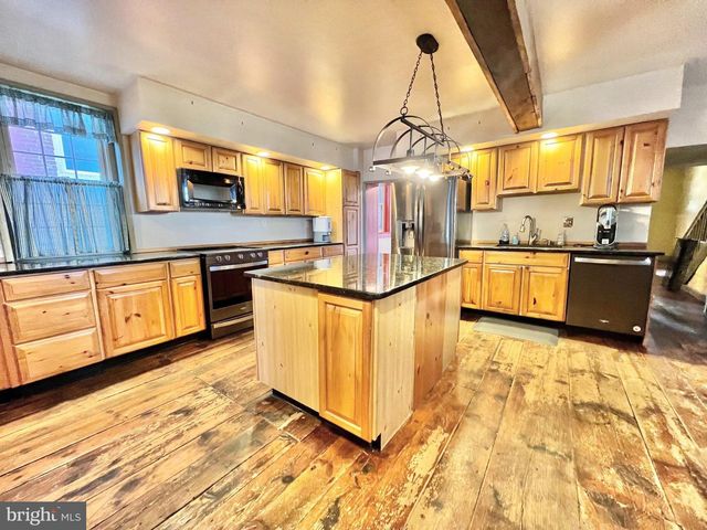 203 W FRANKLIN ST, Womelsdorf, PA 19567