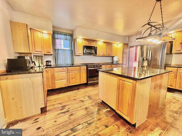 203 W FRANKLIN ST, Womelsdorf, PA 19567