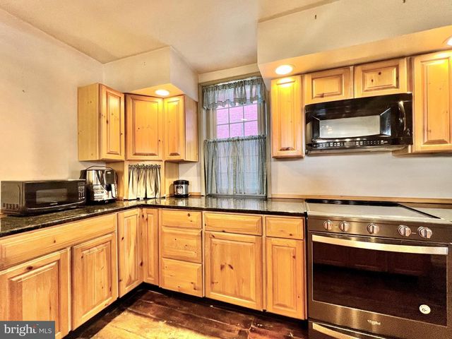 203 W FRANKLIN ST, Womelsdorf, PA 19567