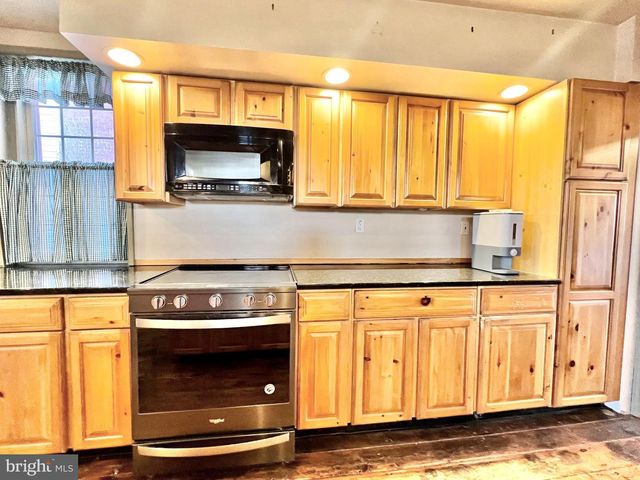 203 W FRANKLIN ST, Womelsdorf, PA 19567