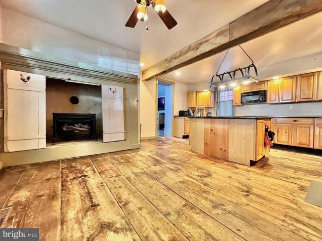 203 W FRANKLIN ST, Womelsdorf, PA 19567