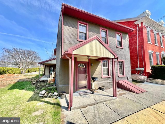 203 W FRANKLIN ST, Womelsdorf, PA 19567