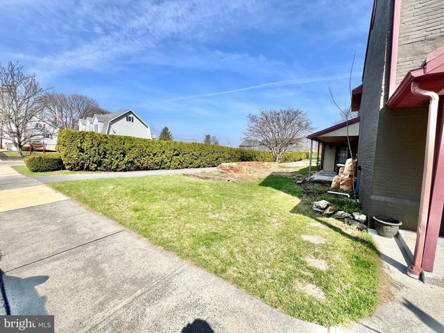 203 W FRANKLIN ST, Womelsdorf, PA 19567