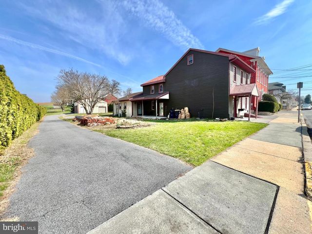 203 W FRANKLIN ST, Womelsdorf, PA 19567