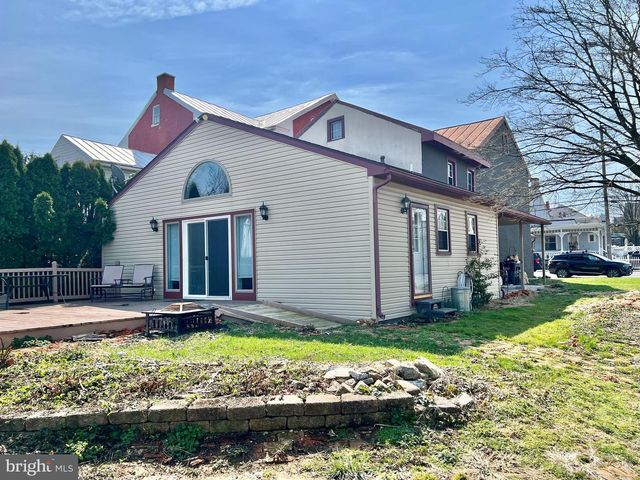 203 W FRANKLIN ST, Womelsdorf, PA 19567