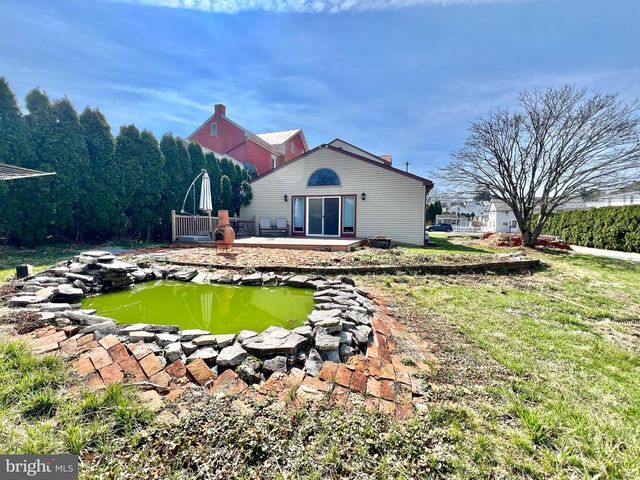 203 W FRANKLIN ST, Womelsdorf, PA 19567