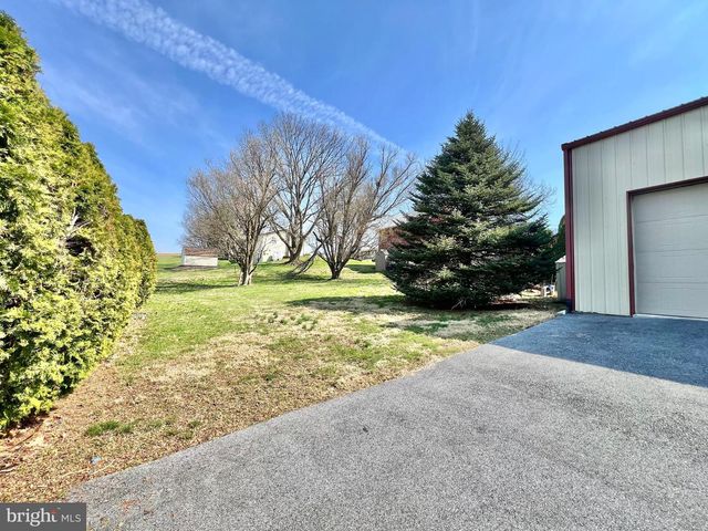 203 W FRANKLIN ST, Womelsdorf, PA 19567