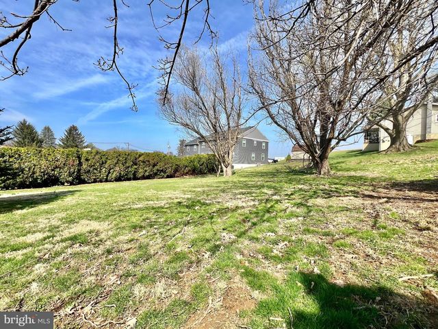 203 W FRANKLIN ST, Womelsdorf, PA 19567