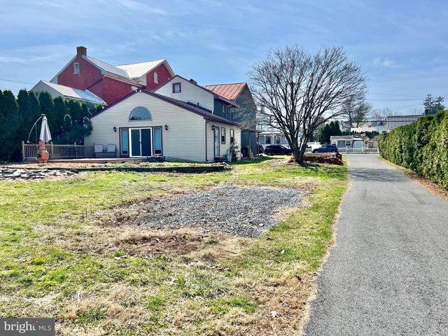 203 W FRANKLIN ST, Womelsdorf, PA 19567
