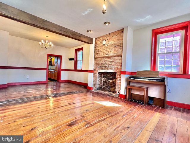203 W FRANKLIN ST, Womelsdorf, PA 19567