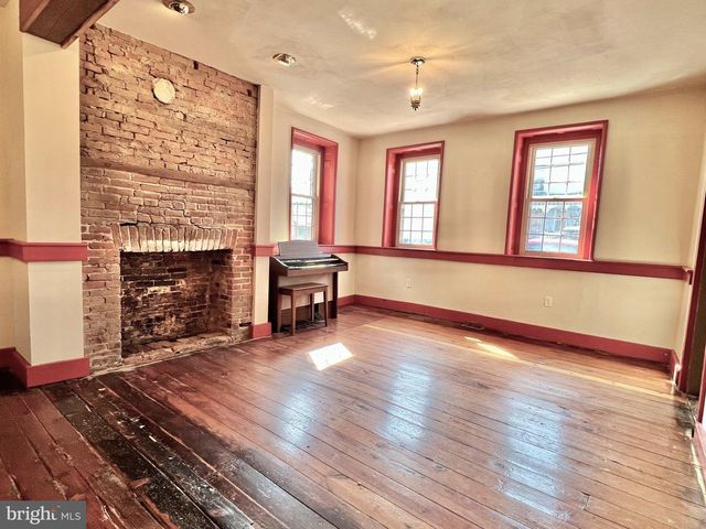 203 W FRANKLIN ST, Womelsdorf, PA 19567