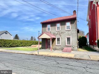 203 W FRANKLIN ST, Womelsdorf, PA 19567