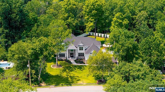 62 Wynnewood Road, Livingston, NJ 07039