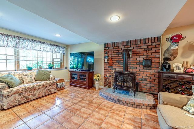 10 Meredith Drive, Greenlawn, NY 11740