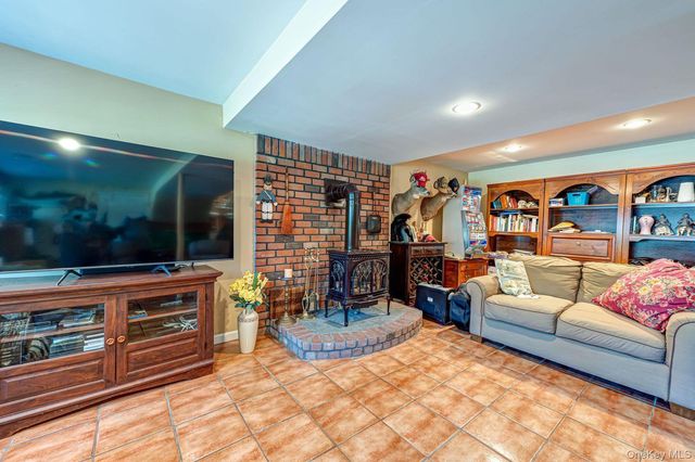 10 Meredith Drive, Greenlawn, NY 11740