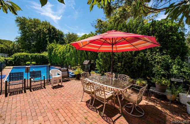 10 Meredith Drive, Greenlawn, NY 11740