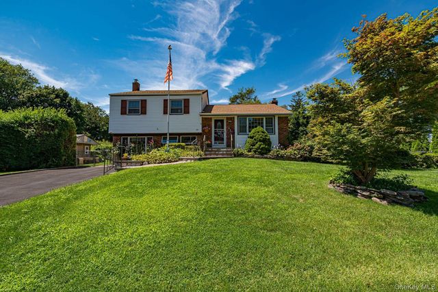 10 Meredith Drive, Greenlawn, NY 11740