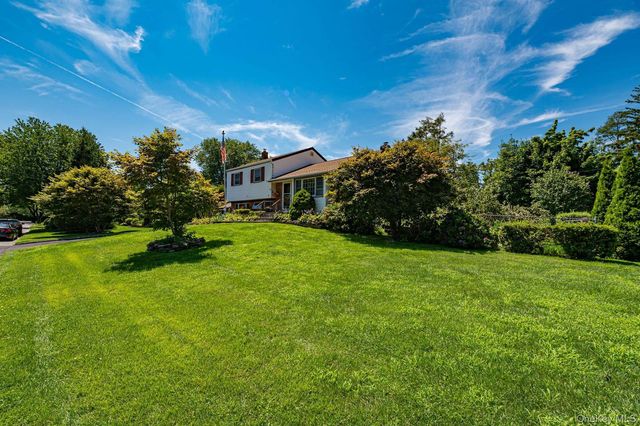 10 Meredith Drive, Greenlawn, NY 11740