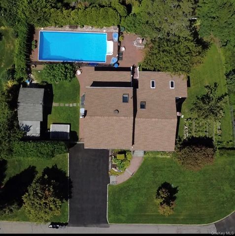 10 Meredith Drive, Greenlawn, NY 11740