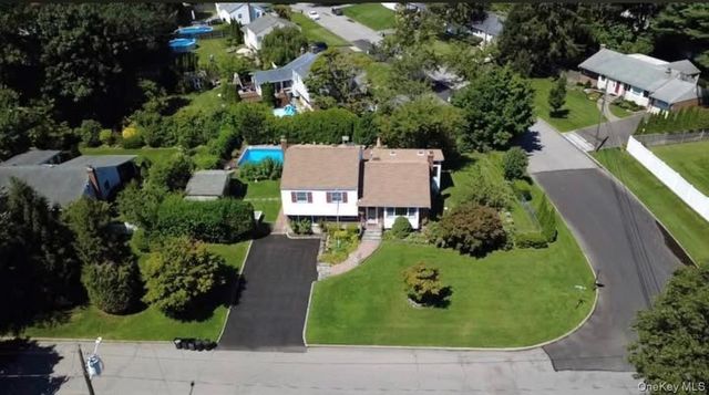 10 Meredith Drive, Greenlawn, NY 11740