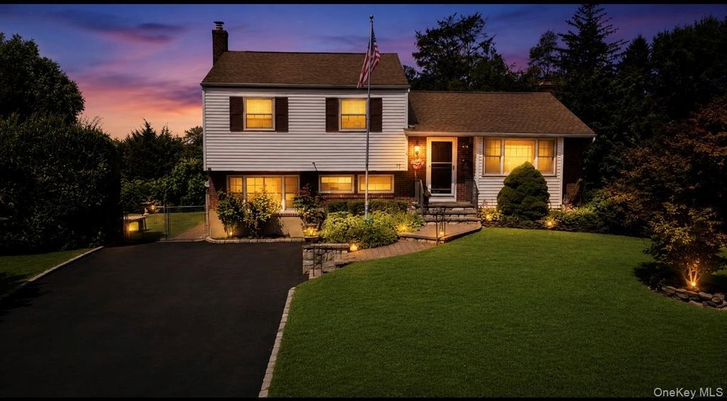 10 Meredith Drive, Greenlawn, NY 11740