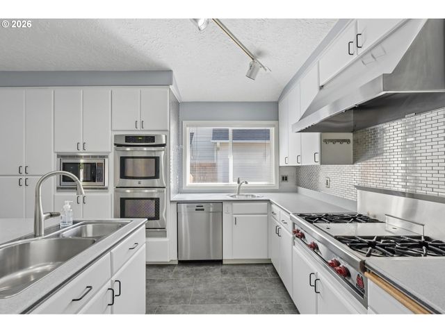 875 Ne EAGLENEST Ct, Hillsboro, OR 97124
