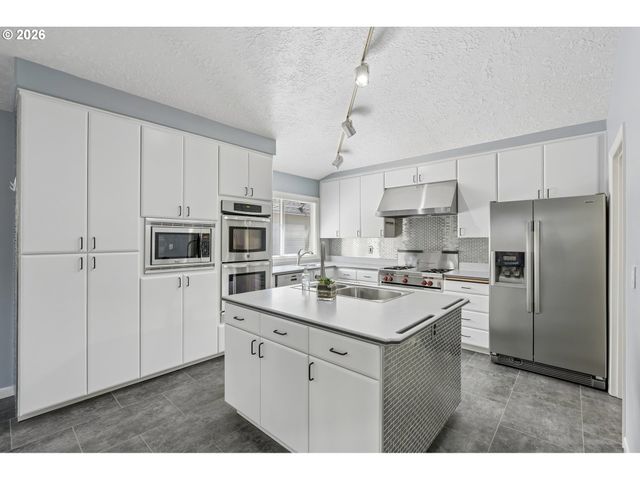 875 Ne EAGLENEST Ct, Hillsboro, OR 97124