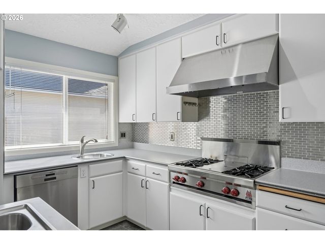 875 Ne EAGLENEST Ct, Hillsboro, OR 97124