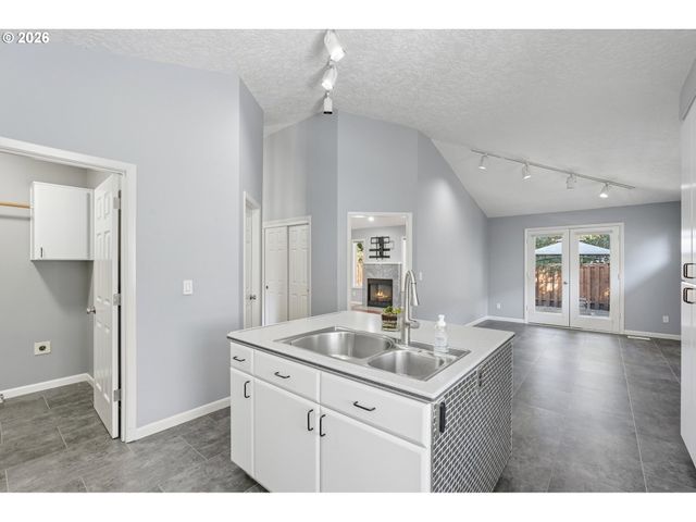 875 Ne EAGLENEST Ct, Hillsboro, OR 97124