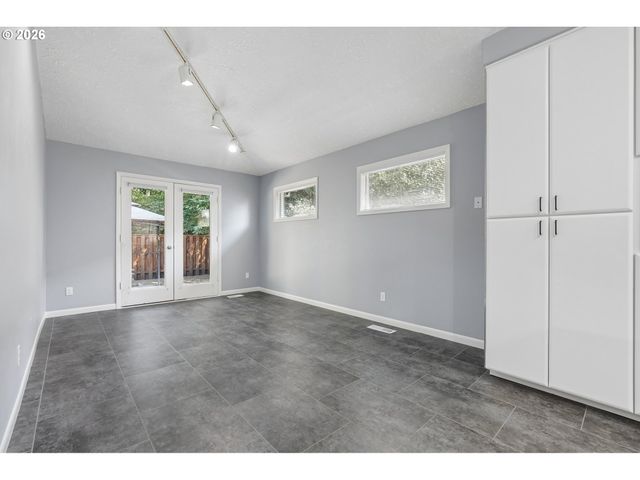 875 Ne EAGLENEST Ct, Hillsboro, OR 97124