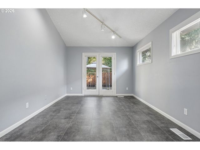875 Ne EAGLENEST Ct, Hillsboro, OR 97124